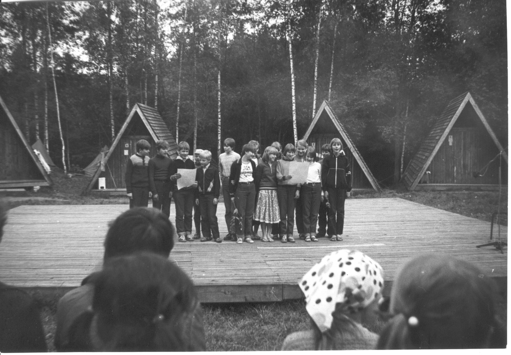 Foto. Võru lapsed Taevaskoja pioneerilaagris 1984.a.