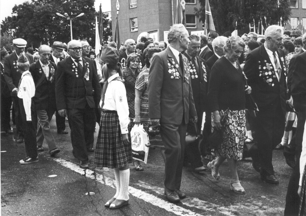 Foto.Sõjaveteranide paraad Punaste Küttide väljakul pühendatud Võru rajooni vabastamise 40.aastapäevale 11.augustil 1984.a.