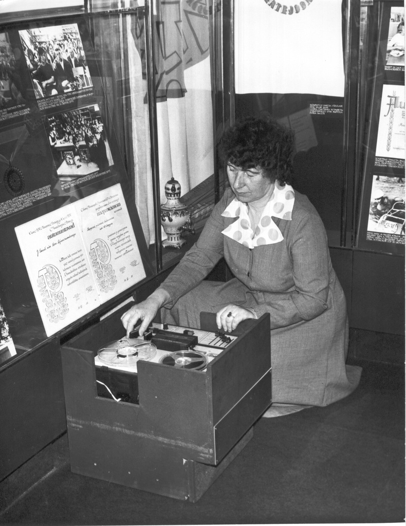 Foto. Võru Koduloomuuseumi 1985.a. veebruaris avatud ekspositsioon. Helitehnikat tutvustab muuseumi teenija Õie Raudsepp.