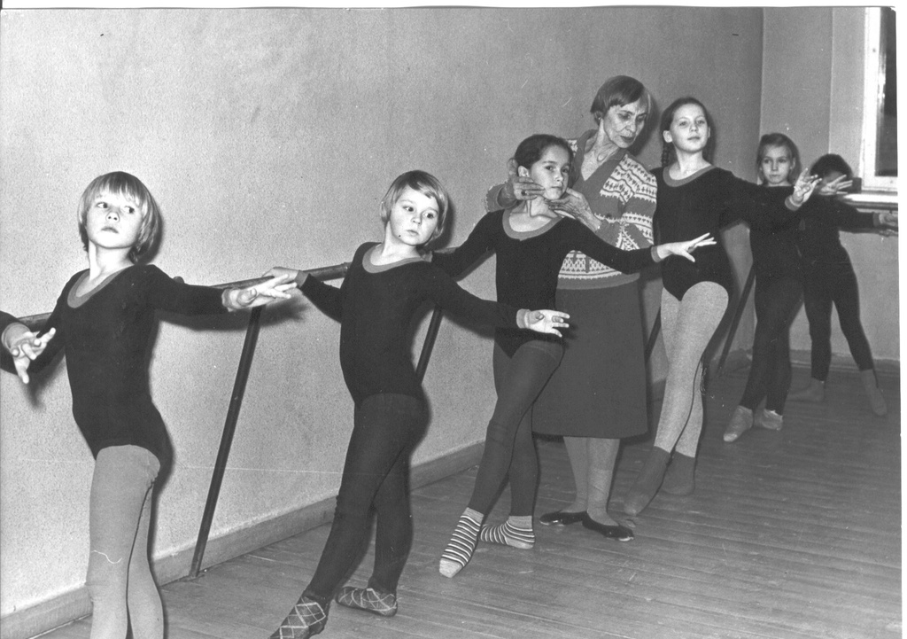 Foto. ENSV teeneline kultuuritegelane Kai Leete juhendamas Võru Pioneeridemaja noori balletitantsijaid 1983.a.