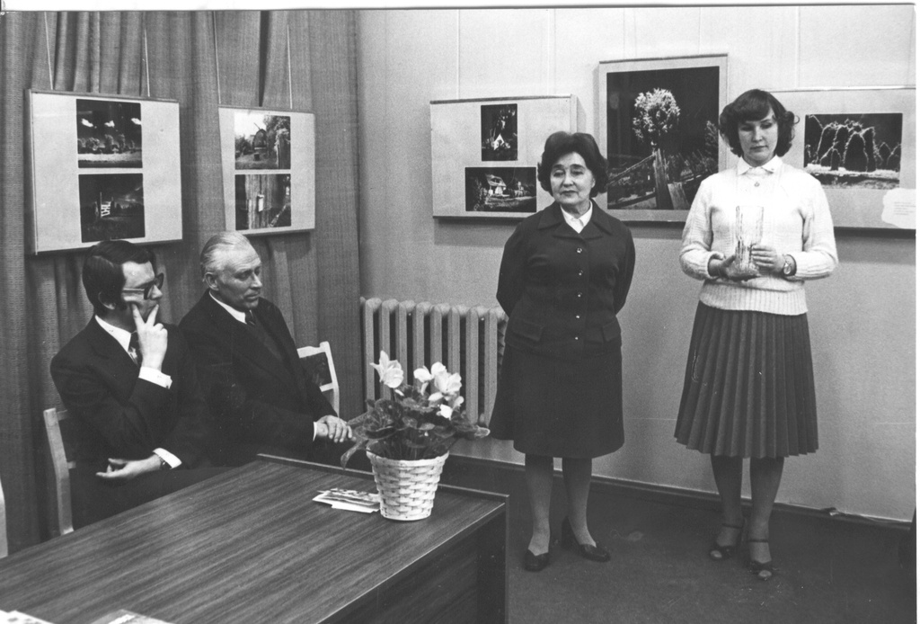 Foto.Võru  Koduloomuuseumi  ekspositsiooni avamise aktus 7.veebruaril 1985.a. Tervitussõnad ENSV Kultuuriministeeriumi Muuseumide - ja Kultuurimälestiste Inspektsiooni juhatajalt Irene Rosenbergilt