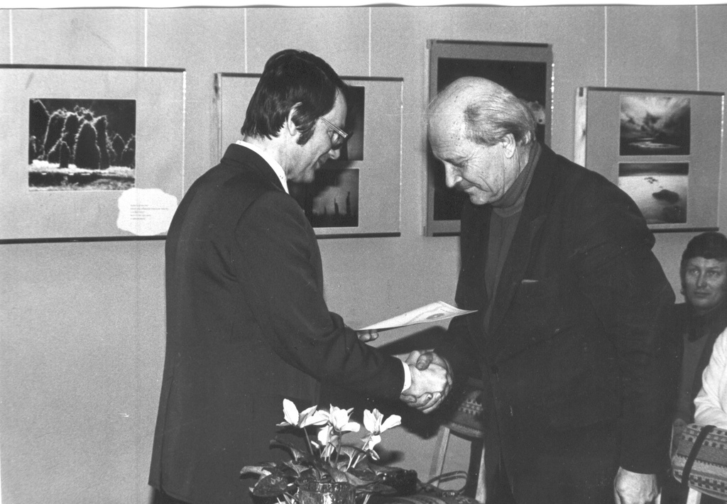 Foto.Võru  Koduloomuuseumi  ekspositsiooni avamise aktus 7.veebruaril 1985.a. Kultuuriosakonna juhataja Ilmar Kudu tänab kodu-uurijat Olev Posti.