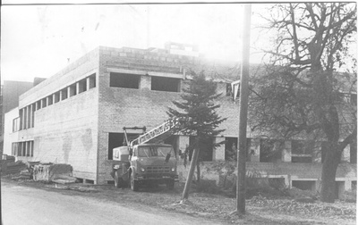 Foto. Võru Koduloomuuseumi ehitus 1978.a. Majakarp on valmis saanud.  similar photo