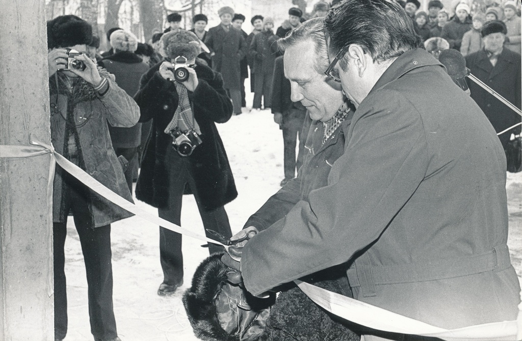 Foto. Võru Koduloomuuseumi hoone avamine 10.veebruaril 1983.a. Linti lõikavad EKP Võru Rajoonikomitee I sekretär Aare Männiste ja ENSV Kultuuriministri asetäitja Ilmar Moss. Foto Räni Laanmaa.