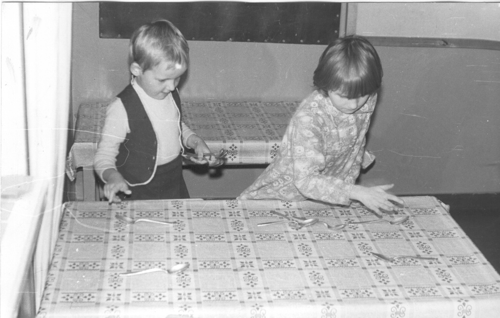 Foto. Väikesed lauakatjad majanditevahelises lasteaias Pillerpall 1983.a.