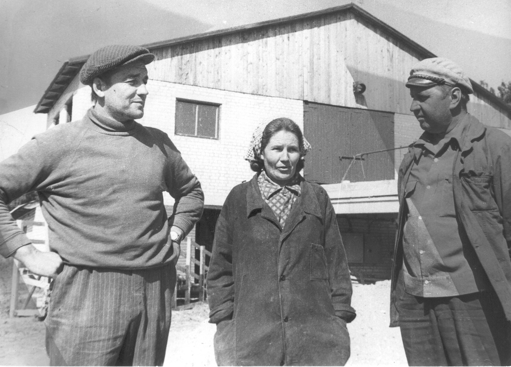 Foto. Kolhoosi "Oktoobri Lipp" noorloomakasvatajad -perefarmitöötajad Maldus ja Urve Plakso ja Leo Vodi 1983.a.