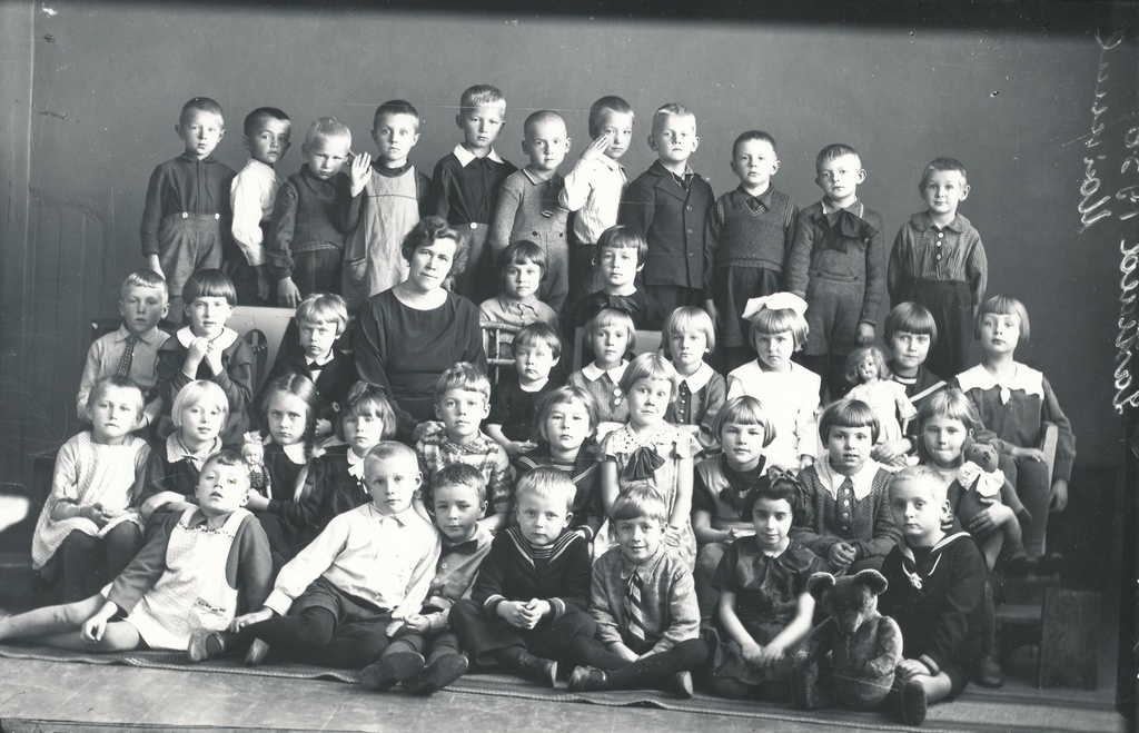 Foto. Võru lasteaia lapsed koos juhataja Ida Toomiga 1936.a. mais