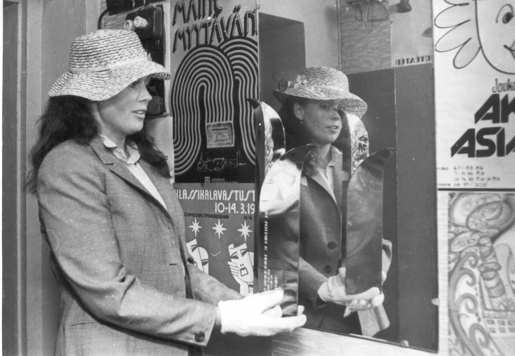 Foto.Metallikunstnik Parts, Kaie Balti vabariikide ja Valgevene  nukuteatrite festivali peaauhinnaga Kultuuriministeeriumi fuajees 7.novembril 1982.a.