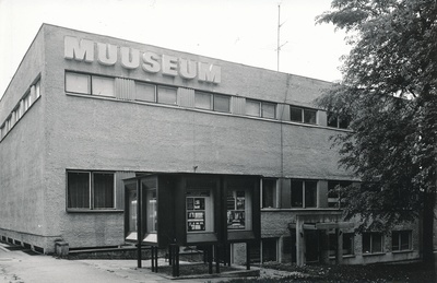 Foto. Vaade Võru Koduloomuuseumi hoonele Kreutzwaldi tänavalt 1993.a. mais.  similar photo