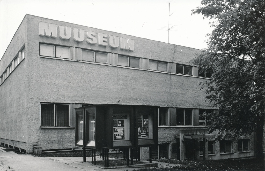 Foto. Vaade Võru Koduloomuuseumi hoonele Kreutzwaldi tänavalt 1993.a. mais.