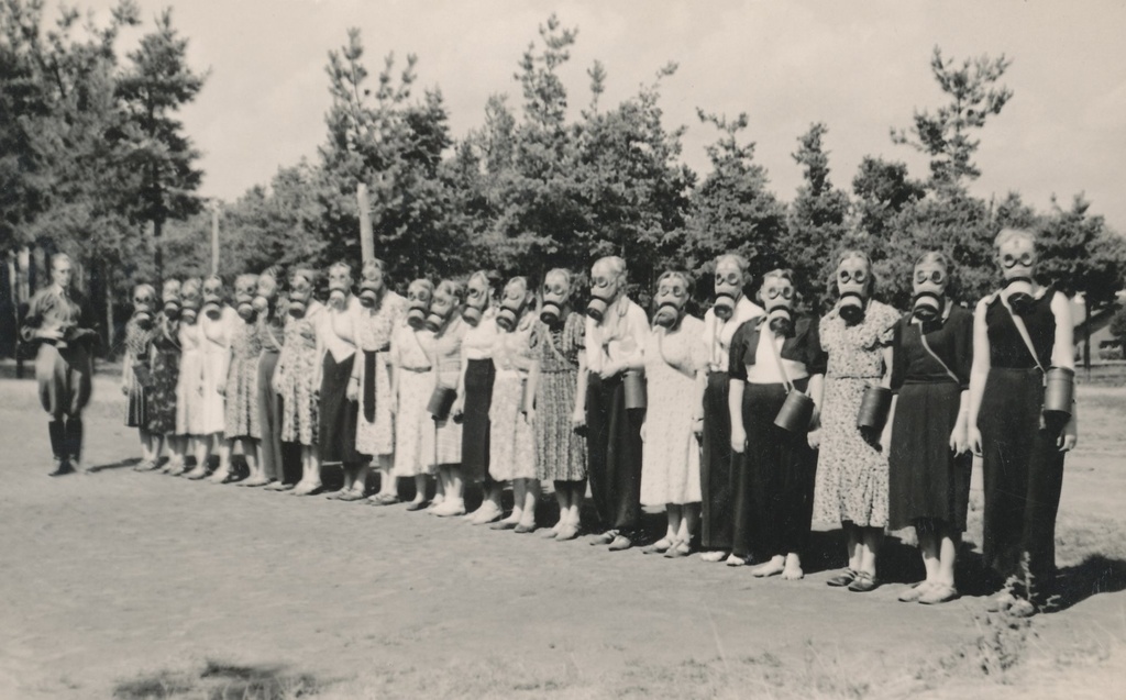 Foto.Vabariiklikud õpetajate tsiviilkaitse kursused 1939.a. suvel Võru kasarmute juures.Vasakult 14 Anni Rinne.