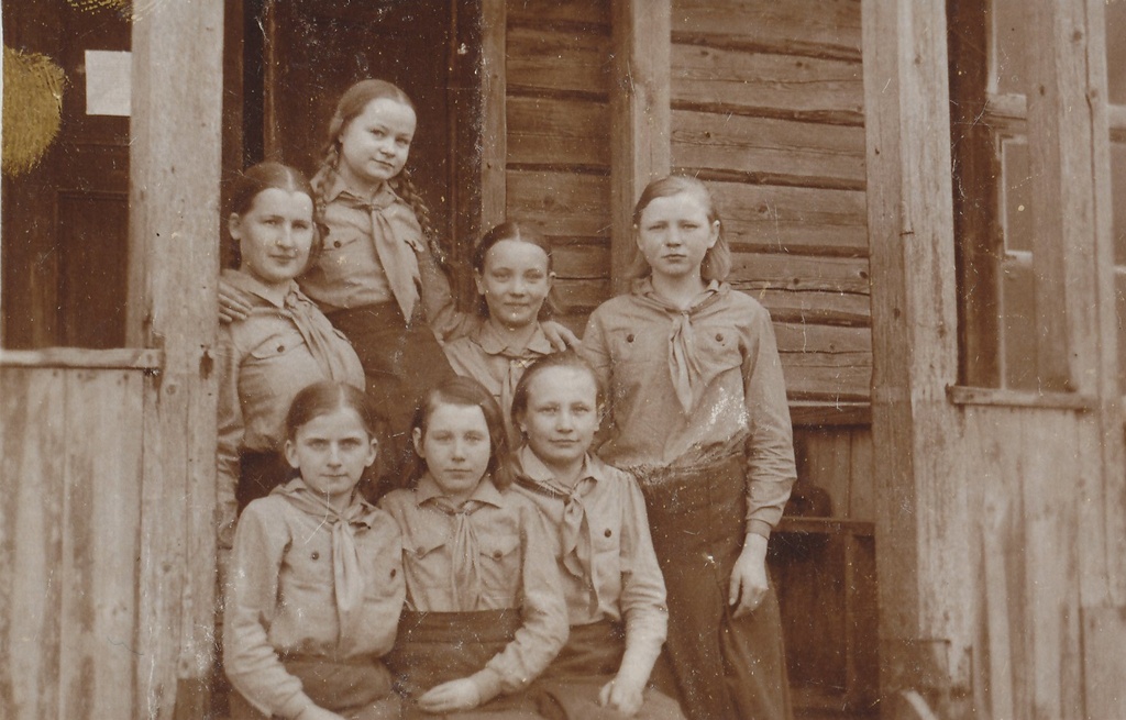 Foto. Tsolgo algkooli kodutütred 1936.a.