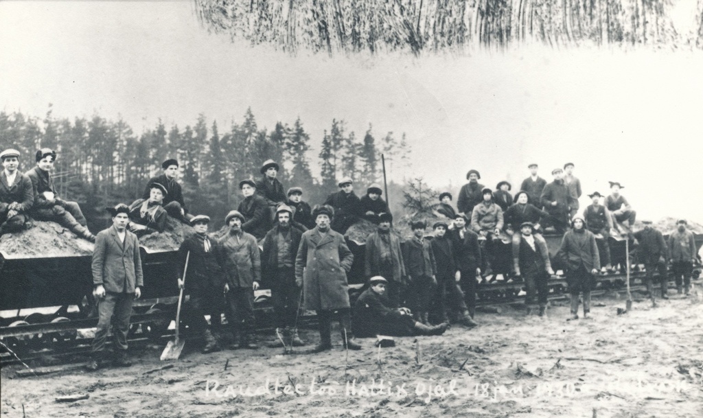 Foto.Grupp  Tartu-Petseri raudtee ehitajaid Hallikojal 18.jaanuaril 1930.a.