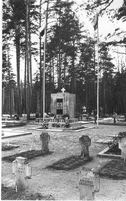 Foto. Vabadussõjalaste kalmud ja monument Võru kalmistul 23.juunil 1988.a.  similar photo