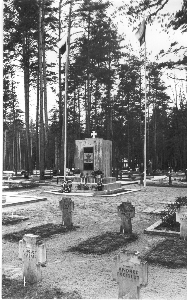 Foto. Vabadussõjalaste kalmud ja monument Võru kalmistul 23.juunil 1988.a.