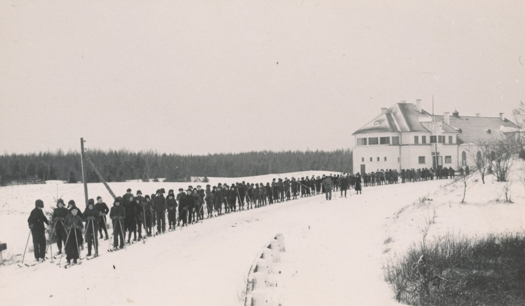 Foto. Jaanimäe algkooli õpilased suusamatkal Haanja Turistide Kodu ees eel 1938.a.