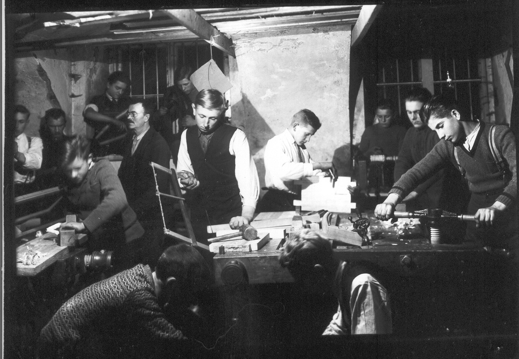 Foto. Koolipoisid tööõpetuse tunnis