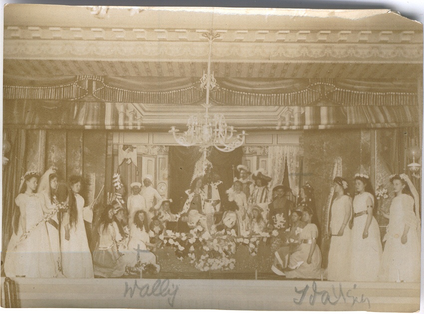 Foto.  Teatrietendus endise Krümmeri kooli hoones 20.sajandi algul.