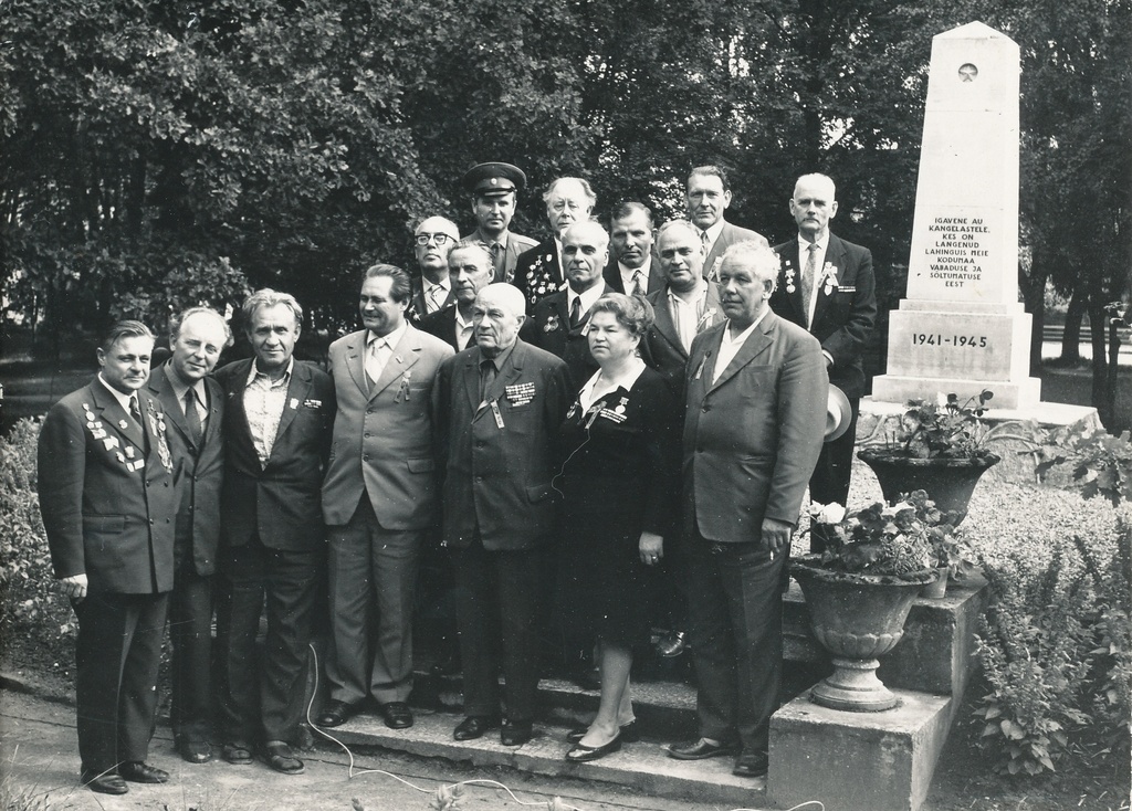 Foto. Grupp sõjaveterane Põlva vabastamise 30. aastapäeva pidustustel. 16.08.1974.a.