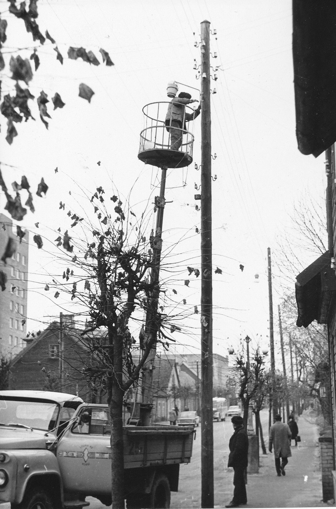Foto. LKV Võru Võrgurajoonis tänavavalgustuslampide paigaldamine Kreutzwaldi tänavale 18.novembril 1977.a.