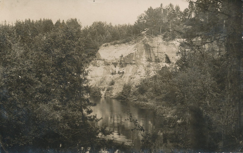 Foto. Piusa jõe liivakivipaljand ja "tare".