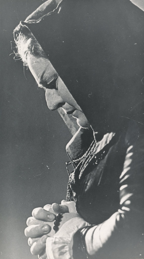 Foto. ENSV teeneline kunstnik Elo Tamul  ooperis "Talupoja au".