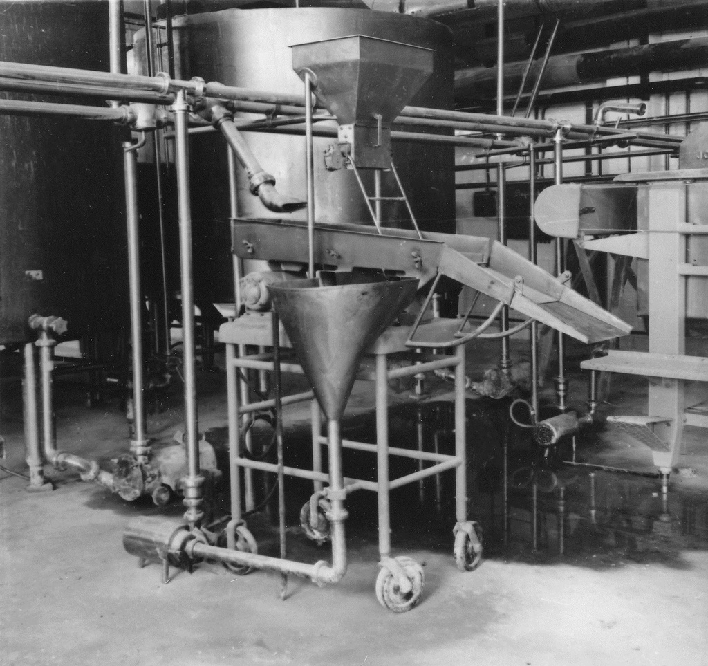 Foto.  "Vene" ja "Võru juustu vormimise seade  Võru Piimatoodete Kombinaadis 1969-1976