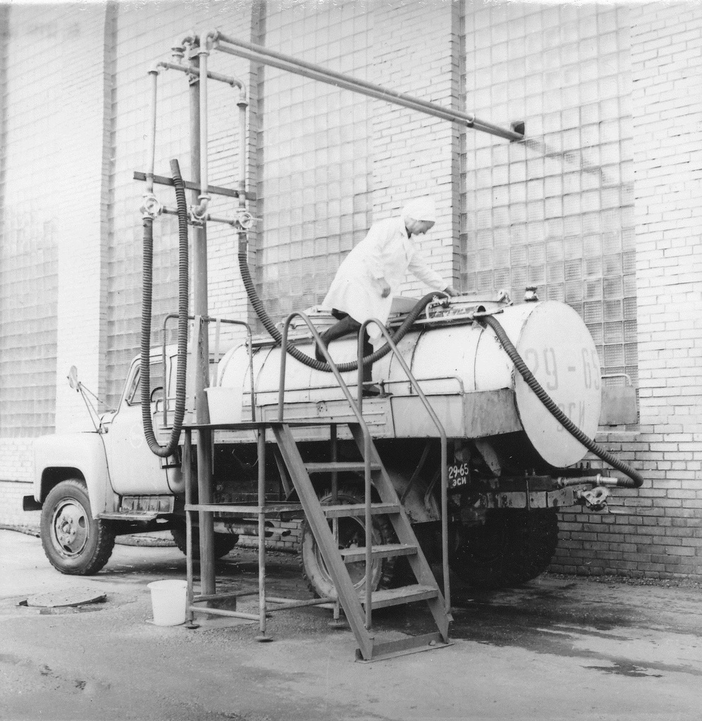 Foto.  Lõssi tagastamine majanditele Võru Piimatoodete Kombinaadis 1973.a.