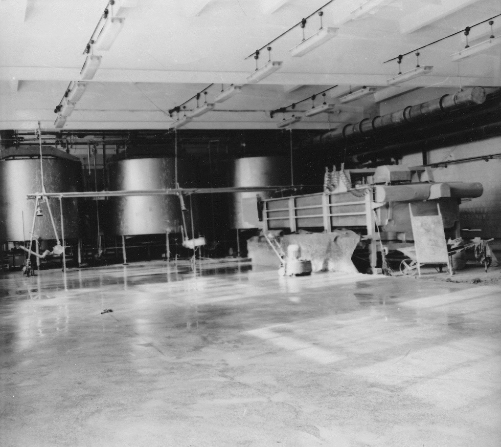 Foto.Seadmete    montaaž Võru Piimatoodete Kombinaadi juustuosakonnas 1968.a.