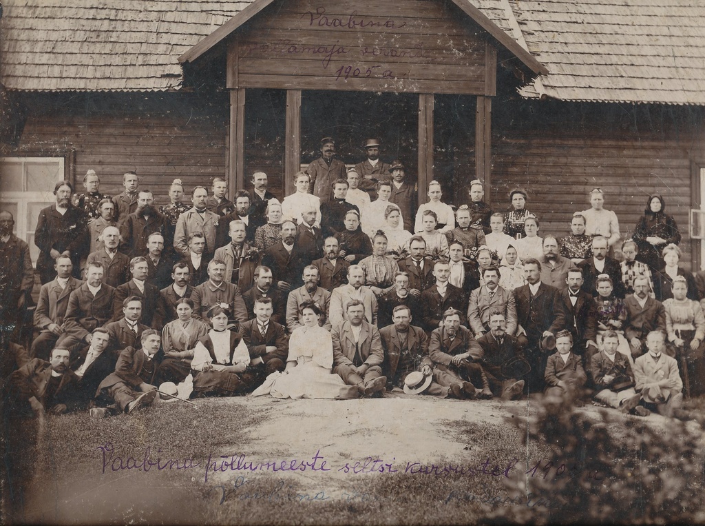 Foto. Vaabina põllumeeste Seltsi põllumajanduslikest kursustest osavõtjad vallamaja ees juunis 1909.a.