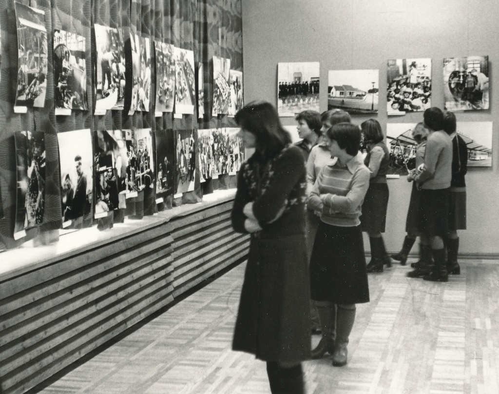 Foto. Külastajad tutvumas  Ungari fotograaf L. Tabak  näitusega "Ungari eile ja täna" 8.detsembril 1978.a.