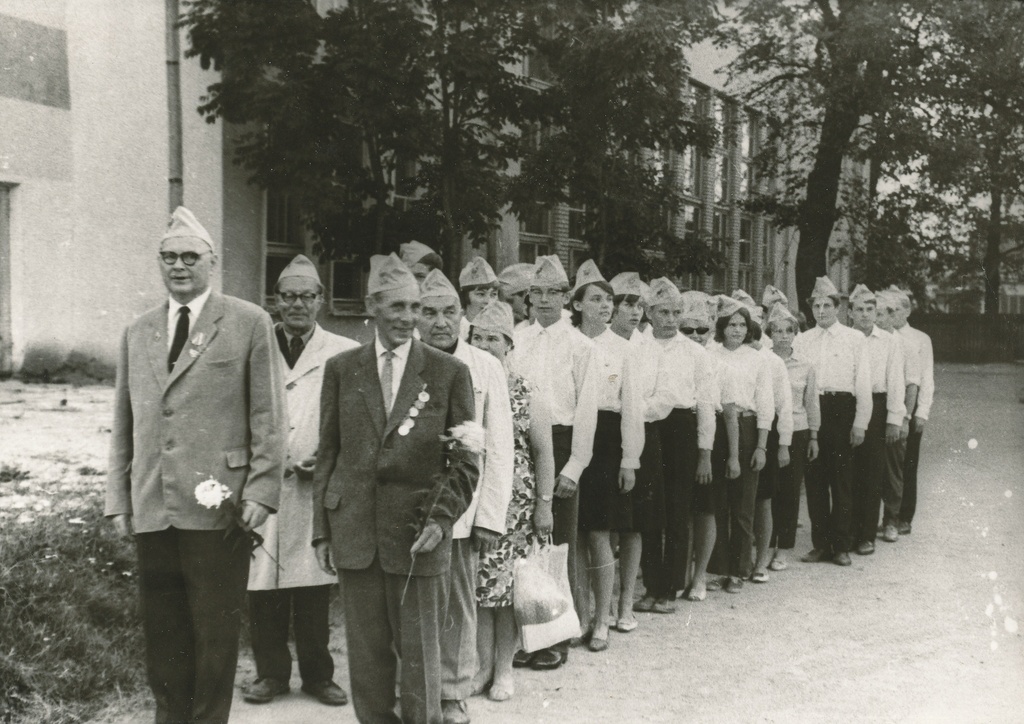 Foto. Matkast "Lahingukuulsuse radadel" osavõtjad Võru kultuurimaja Kannel juures 1967.a.