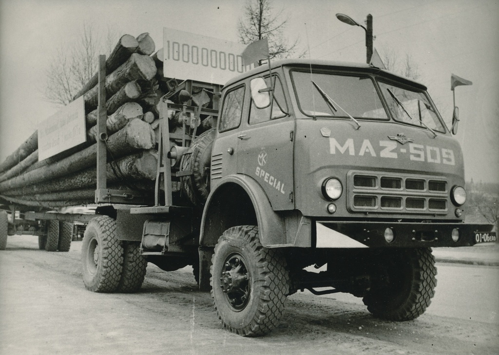 Foto. Võru Metsakombinaadi eesrindliku metsaveoautojuhi Eoinar Lehiste masin MAZ - 509 1967.a. juunis.