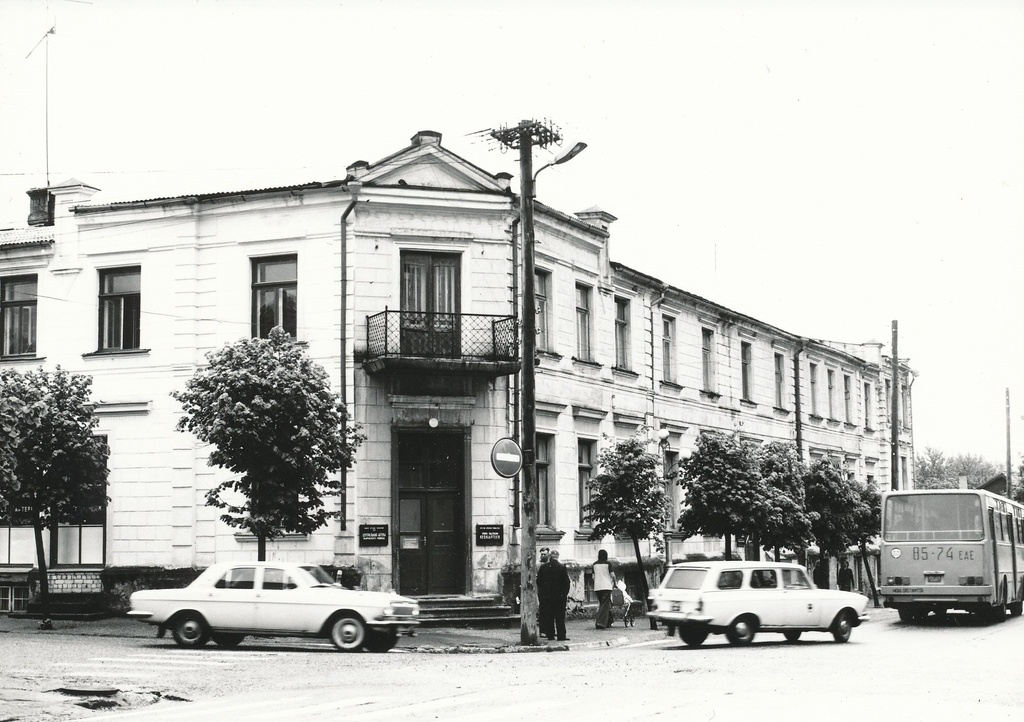 Foto. Võru Apteegihoone, kus a. 1917-1918 ja 1918-1919 asus Võru Töörahva Saadikute Nõukogu Täitevkomitee mais 1977.a.