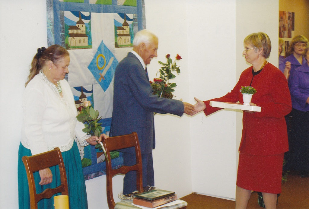 Foto Al.Krulli õnnitleb 85 juubeli puhul Silvi Jansons kultuurimajast "Kannel" 5.septembril 2007.a.