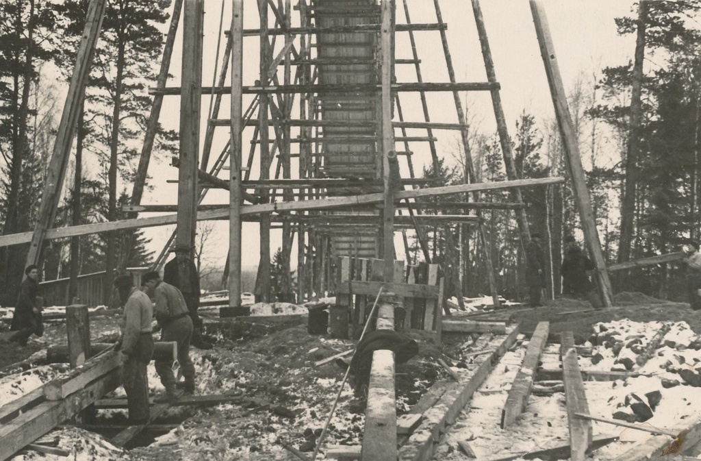 Foto. Kasaritsa - Meegomäe suusahüppetrampliini ehitustöödel 1949.a. talvel.