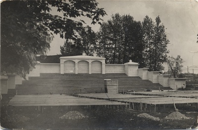 Singing singing in Rakvere People's Garden  duplicate photo