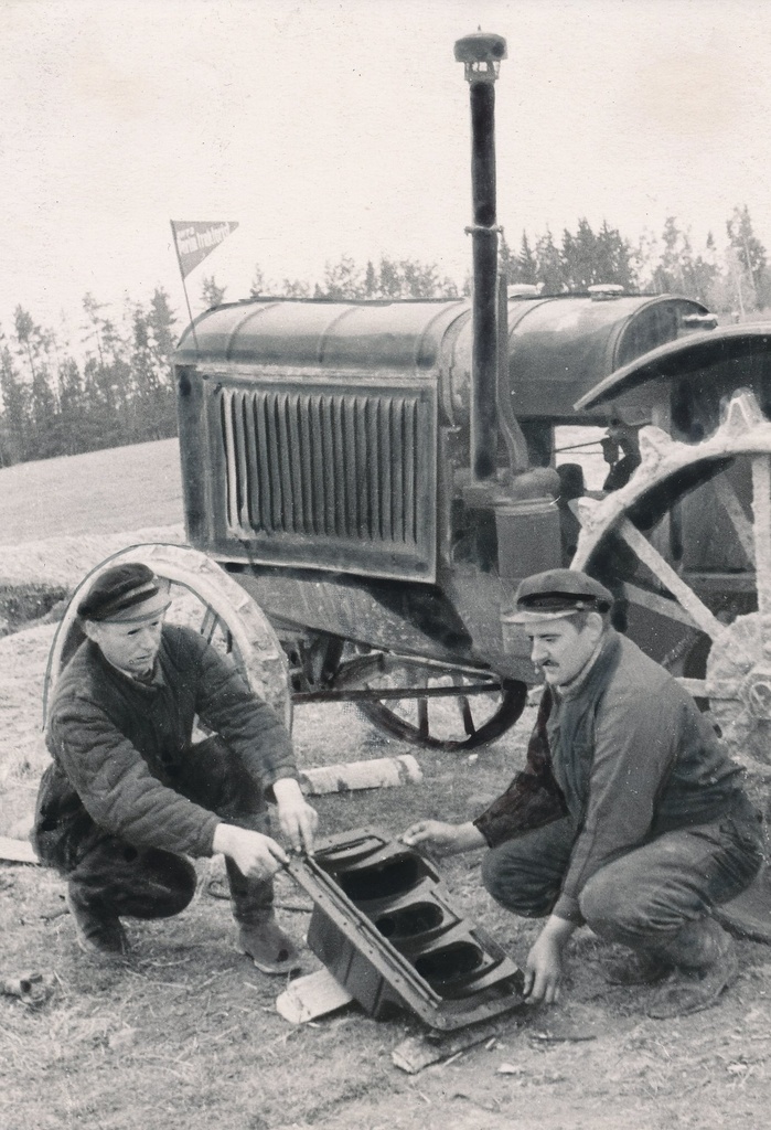 Foto.Kanepi MTJ X brigaadi brigadir V. Tamm abistab traktoristi V. Männistut traktori SHTZ tehnilisel kontrollil 1956.aasta juunis.