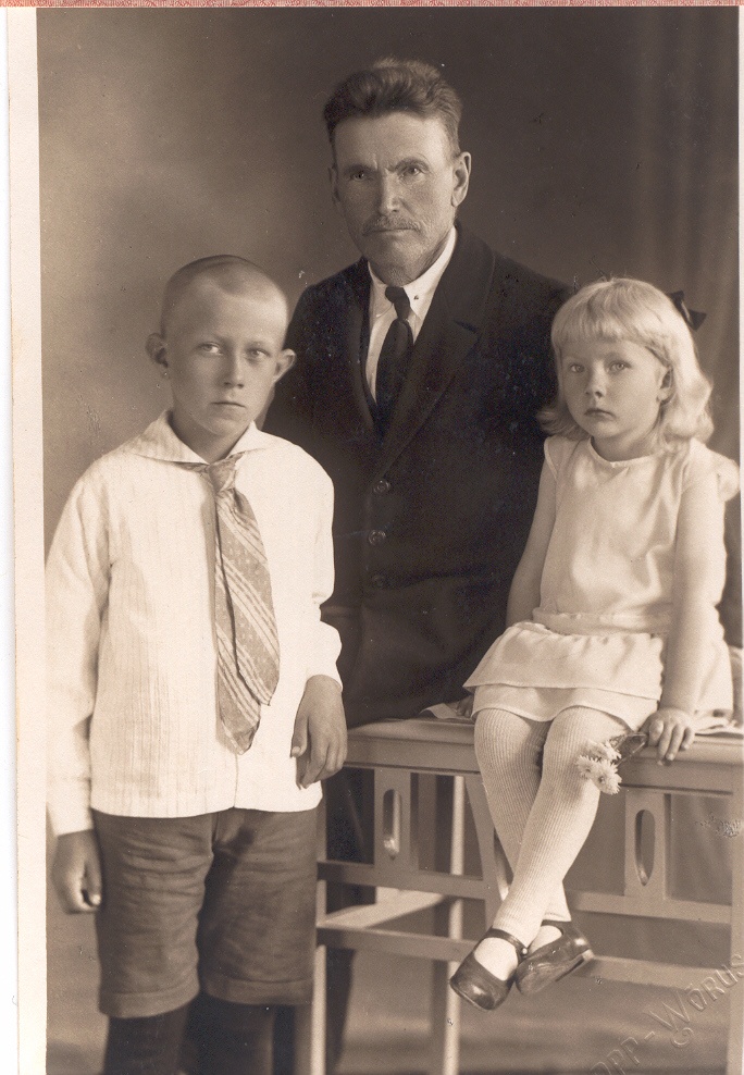 Foto. Orelimeister Jakob Kriisa koos poja Augusti laste Helmuti ja  Heljuga 1930.a. Foto Gustav Zopp.