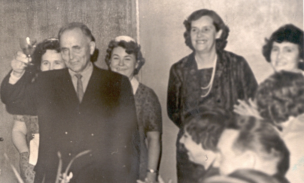Foto. Grupp Eesti Laskurkorpuse 249. diviisi 267. ÜSP veterane 1962.a. kohtumisel Tallinnas.