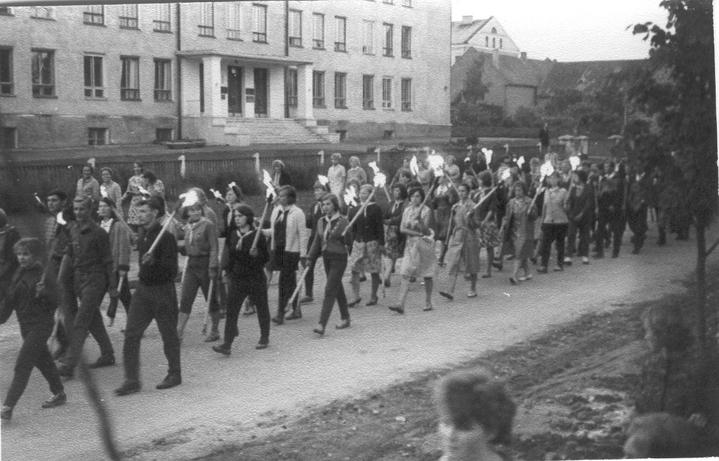 Foto. Fr. R. Kreutzwaldi nim. Võru I Keskkoli õpilaste rongkäik 9.mail 1966.a.  teel kalmistule.