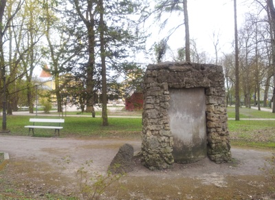 Vana kalmistu asukohta tähistav mälestusmärk Lossipargis rephoto