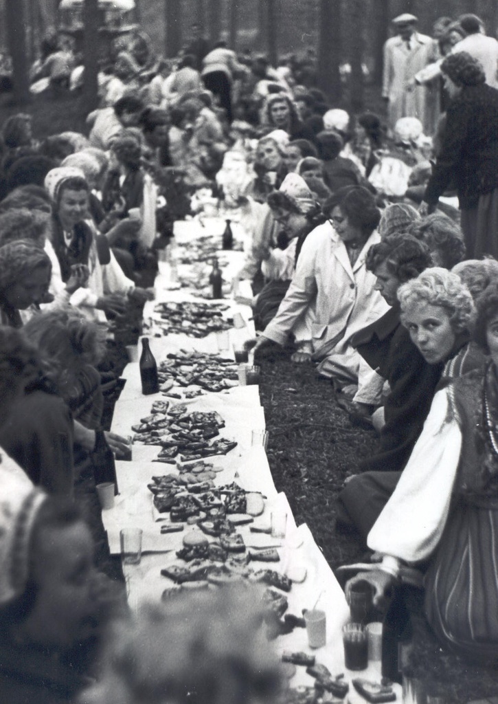 Foto. Võru rajooni 1963.a. laulupeo lõpu koosviibimine.