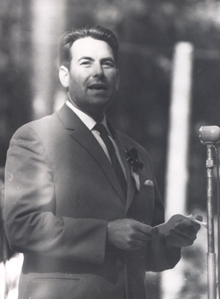 Foto.  Valter Udam - EKP Võru Rajoonikomitee I sekretär avab Võru rajoni 1962.a. laulupäeva.