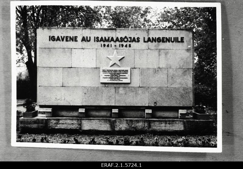 Mäletusmärk Teises maailmasõjas hukkunute ühishaual Türi kalmistul. Sinna on maetud jefreitor Vassili Komissarov (Ivani poeg); reamees Pavel Tehov (Aleksei poeg); reamees Mirtõts Davidjan (Benjamini poeg) ja 7 tundmatut võitlejat.