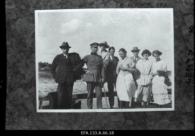 Proua M. Viirmann-Kanemägi, preilid Gerda Viirmann, L. Allik, E. Markus, seltsi liikmed T. Kanemägi, G. Noor, E. Mutikas, V. Johanson väljasõidul Türi-Allikul.  duplicate photo