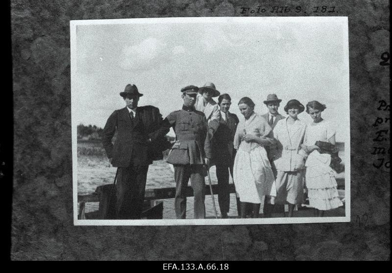 Proua M. Viirmann-Kanemägi, preilid Gerda Viirmann, L. Allik, E. Markus, seltsi liikmed T. Kanemägi, G. Noor, E. Mutikas, V. Johanson väljasõidul Türi-Allikul.