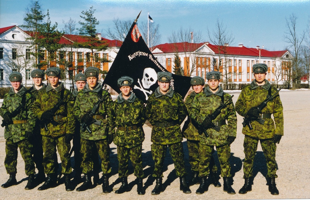 Foto. KÜJ noorsõdurite truudusvande andmise päev märtsil 2002