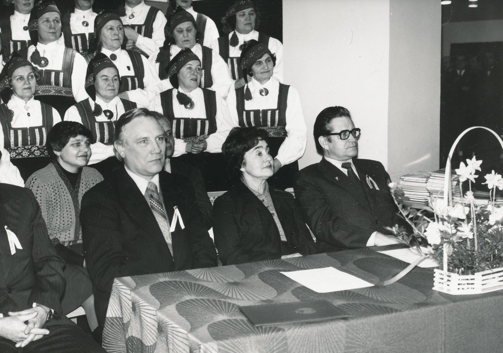 Foto. Võru Koduloomuuseumi hoone avamine 10.veebruaril 1983.a.Vasakult Aare Männiste, Irene Rosenberg ja Ilmar Moss.