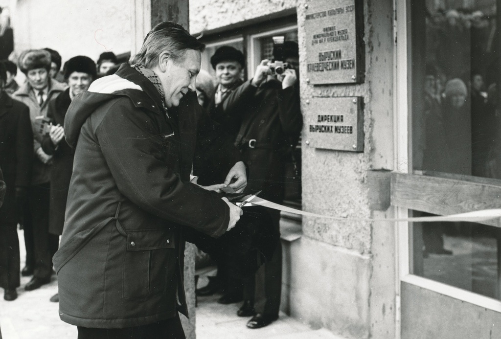 Foto. Võrumaa Muuseumi hoone avamine 10.veebruaril 1983.a. Linti lõikab EKP Võru Rajoonikomitee I sekretär Aare Männiste.